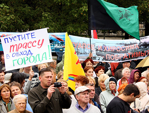 Black-green ecologists' banner over the rally of Tuapse residents. Inscription on the poster: "Build highway round about the city!" October 3, 2010. Photo by the "Caucasian Knot" Black-green ecologists' banner over the rally of Tuapse residents. Inscription on the poster: "Build highway round about the city!" October 3, 2010. Photo by the "Caucasian Knot"