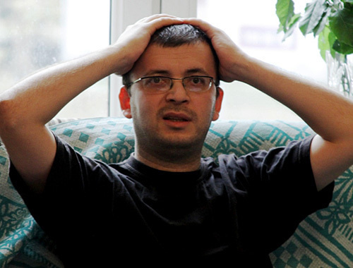 Emin Milli after release. Baku, November 19, 2010. Photo by Turkhan Karimov for the "Caucasian Knot" Emin Milli after release. Baku, November 19, 2010. Photo by Turkhan Karimov for the "Caucasian Knot"