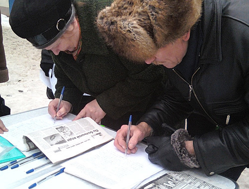 Ecologists collect signatures under appeal to Russian President against actions of the OJSC "Plastcard". Volgograd, December 4, 2010. Photo by the "Caucasian Knot" Ecologists collect signatures under appeal to Russian President against actions of the OJSC "Plastcard". Volgograd, December 4, 2010. Photo by the "Caucasian Knot"