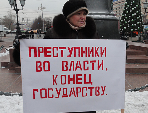 Picketer from Astrakhan in Pushkin Square in Moscow on December 7, 2010. Poster: "Criminals in power - end of the state". Photo by the "Caucasian Knot" Picketer from Astrakhan in Pushkin Square in Moscow on December 7, 2010. Poster: "Criminals in power - end of the state". Photo by the "Caucasian Knot"