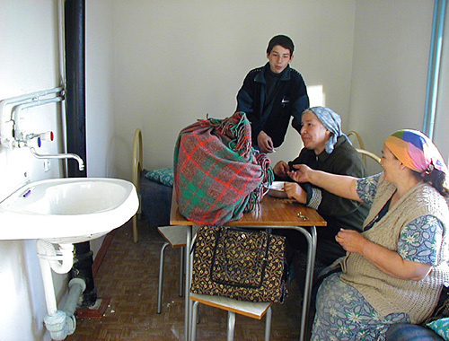 Residents of a temporary accommodation centre in Mayakovsky Street in Grozny, 2002. Photo by www.chechnyafree.ru Residents of a temporary accommodation centre in Mayakovsky Street in Grozny, 2002. Photo by www.chechnyafree.ru