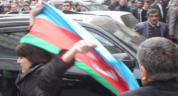 Unknown opposition activist with the national banner of Azerbaijan near "Khagani" Garden in Baku during the protest action on April 2, 2011. Photo by the "Caucasian Knot"