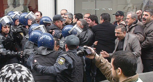 Clashes between the forces of quick- response regiment of the MIA of Azerbaijan and opposition supporters in central Baku, in Nizami (Trade) Street on April 2, 2011. Photo by the "Caucasian Knot"
