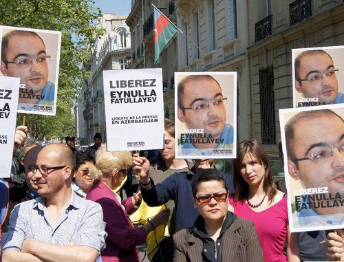 Paris, April 20, 2011. Protest action before the Azerbaijani Embassy with a demand to release journalist Einullah Fatullaev. Photo by Radio "Azadlyg", RFE/RL, http://www.azadliq.org Paris, April 20, 2011. Protest action before the Azerbaijani Embassy with a demand to release journalist Einullah Fatullaev. Photo by Radio "Azadlyg", RFE/RL, http://www.azadliq.org