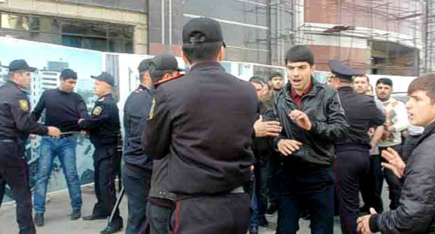 Baku, May 6, 2011. Policemen trying to disperse the believers who went out to protest action to the building of the Ministry of Education of Azerbaijan against the ban on wearing hijabs in schools. Photo by the "Caucasian Knot"