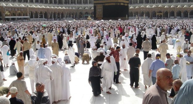 Pilgrims in Sacred Mosque (al-Masjid al-Haram), Mecca, Saudi Arabia. Photo by the Press Service of the Ministry for National Politics, Religious Affairs and External Relations of the Republic of Dagestan: www.minnaz.ru 