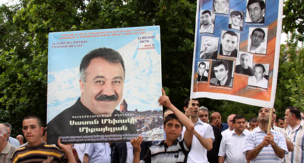 Action of the ANC rally in support of Armenian political prisoners in Freedom Square in Yerevan. June 18, 2010. Photo by Gagik Shamshyan, "Armenia Today".