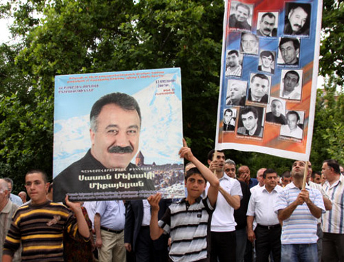 Action of the ANC rally in support of
Armenian political prisoners in Freedom Square
in Yerevan. June 18, 2010. Photo by Gagik
Shamshyan, "Armenia Today".