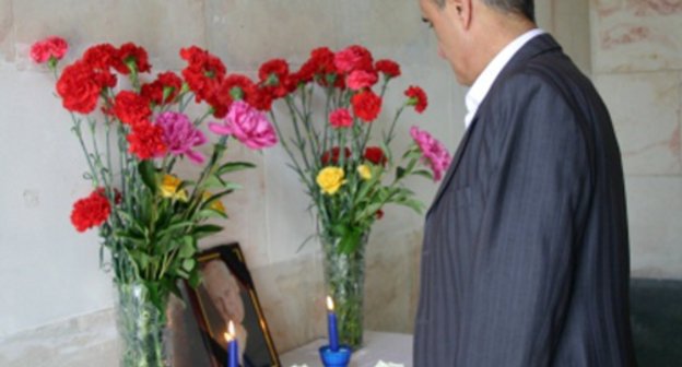 Colleagues from the North-Ossetian State University mourn over the tragic death of Shamil Dzhigkaeva in the foyer the building of the Department of Ossetian philology. Vladikavkaz, May 27, 2011. Photo: nosu.ru