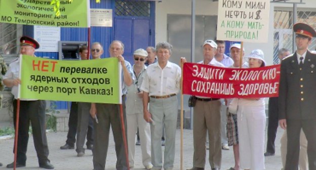 Ecological rally in defence of constitutional rights of citizens of Temryuk District to friendly environment, organized by the Association "Revival of Taman". Temryuk, Krasnodar Territory, June 12, 2011. Photo by the "Caucasian Knot". 