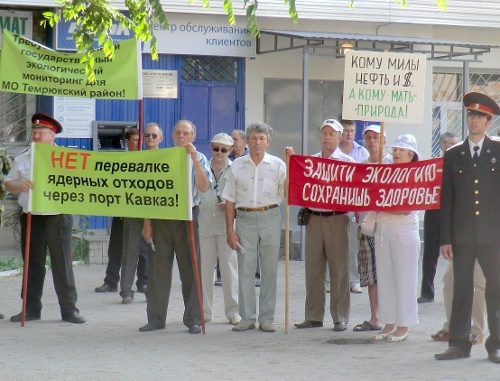 Ecological rally in defence of constitutional rights of citizens of Temryuk District to friendly environment, organized by the
Association "Revival of Taman". Temryuk, Krasnodar Territory, June 12, 2011. Photo by the "Caucasian Knot".
Ecological rally in defence of constitutional rights of citizens of Temryuk District to friendly environment, organized by the
Association "Revival of Taman". Temryuk, Krasnodar Territory, June 12, 2011. Photo by the "Caucasian Knot".