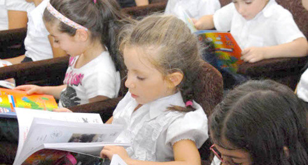 Junior pupils of Armenian schools with deepened study of Russian at meeting with head of "Rossotrudnichestvo" Office in Armenia, August 19, 2010. Photo from the official website of Rossotrudnichestvo" (rs.gov.ru)