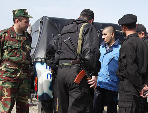 The Armenian party delivers an Azeri prisoner of war at the section of the Armenian-Azerbaijani border near the village of Eraskhavan, April 7, 2010. Photo: www.panarmenian.net The Armenian party delivers an Azeri prisoner of war at the section of the Armenian-Azerbaijani border near the village of Eraskhavan, April 7, 2010. Photo: www.panarmenian.net