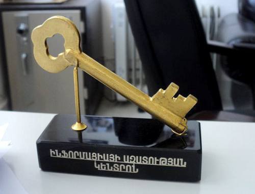 The "Golden Key" of the annual award of the Freedom of Information Centre "Golden Key and Rusty Lock", 'September 28, 2011. Photo from the page of Shushan Doidoyan, FIC Chair, on Facebook.com The "Golden Key" of the annual award of the Freedom of Information Centre "Golden Key and Rusty Lock", 'September 28, 2011. Photo from the page of Shushan Doidoyan, FIC Chair, on Facebook.com