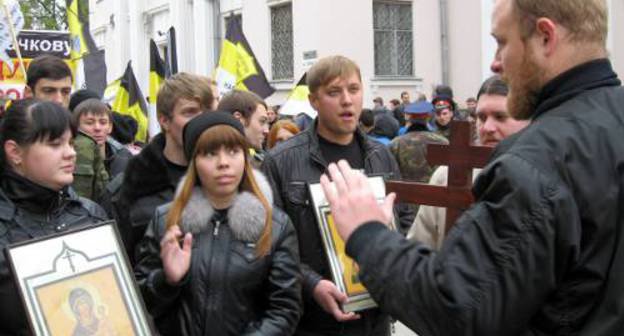 Volgograd, November 4, 2011: participants of the "Russian March" with Orthodox icons and crosses in their hands. Photo by Vyacheslav Yaschenko for the "Caucasian Knot" 