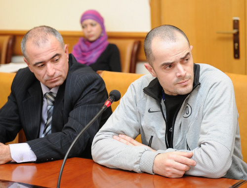 Zaur Makhmudov (right) at the sitting of the City Adaptation Commission, Makhachkala, Dagestan, December 7, 2011. Photo by Timur Isaev for the "Caucasian Knot" Zaur Makhmudov (right) at the sitting of the City Adaptation Commission, Makhachkala, Dagestan, December 7, 2011. Photo by Timur Isaev for the "Caucasian Knot"