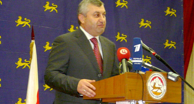 Eduard Kokoity announces his resignation as President of South Ossetia at his meeting with the public in Tskhinvali, December 10, 2011 