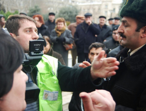 Репортер и полиция на митинге обманутых дольщиков перед зданием
администрации президента Азербайджана. Баку, 18 января 2012 г. Фото:
www.irfs.az Репортер и полиция на митинге обманутых дольщиков перед зданием
администрации президента Азербайджана. Баку, 18 января 2012 г. Фото:
www.irfs.az