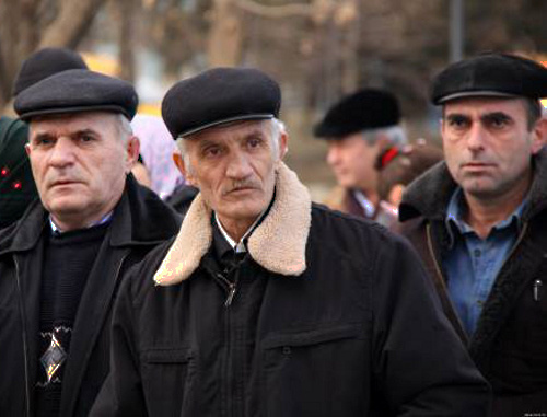 Villagers of Khrakh-Uba at the rally on May 23, 2011 in Makhachkala. Photo by Anvar Kurbanmagomedov, http://xpax.info Villagers of Khrakh-Uba at the rally on May 23, 2011 in Makhachkala. Photo by Anvar Kurbanmagomedov, http://xpax.info