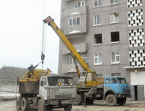Start of dismantling No. 5 in Agil Guliev Street in Baku, February 8, 2012. Courtesy of the IA "Turan" Start of dismantling No. 5 in Agil Guliev Street in Baku, February 8, 2012. Courtesy of the IA "Turan"