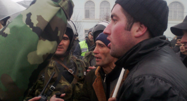 Azerbaijan, March 1, 2012, confrontation in Guba near a police station. Photo by Faik Medjid for the "Caucasian Knot" Azerbaijan, March 1, 2012, confrontation in Guba near a police station. Photo by Faik Medjid for the "Caucasian Knot"