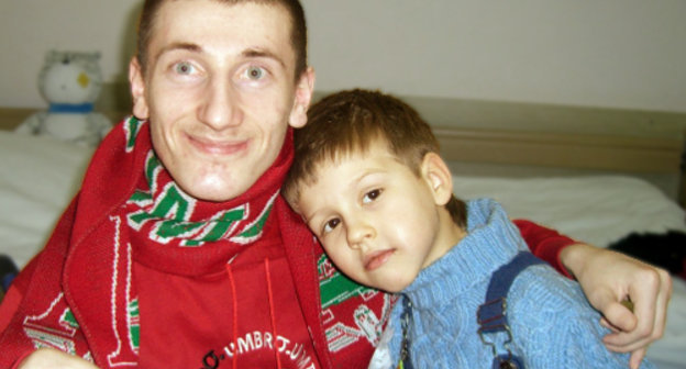 Malik Akhmadov (left). Photo from the album of Anna Nevoya in the social network "VKontakte" Malik Akhmadov (left). Photo from the album of Anna Nevoya in the social network "VKontakte"