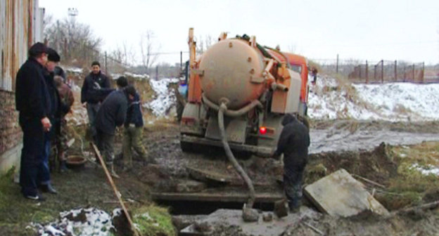 Chechnya, Grozny, January 23, 2012: liquidation of a water mains accident in the Staropromyslovsky District. Photo: http://mgkhs.ru Chechnya, Grozny, January 23, 2012: liquidation of a water mains accident in the Staropromyslovsky District. Photo: http://mgkhs.ru