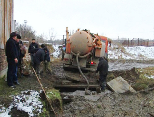 Chechnya, Grozny, January 23, 2012: liquidation of a water mains accident in the Staropromyslovsky District. Photo: http://mgkhs.ru Chechnya, Grozny, January 23, 2012: liquidation of a water mains accident in the Staropromyslovsky District. Photo: http://mgkhs.ru