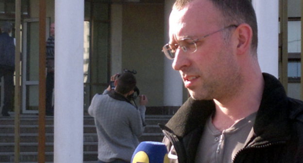 Alexander Vassiliev, the advocate of the defendant Yuri Tikhomirov, gives interviews to reporters outside the Lublin Court House in Moscow, April 17, 2012. Photo by Yulia Buslavskaya for the "Caucasian Knot" Alexander Vassiliev, the advocate of the defendant Yuri Tikhomirov, gives interviews to reporters outside the Lublin Court House in Moscow, April 17, 2012. Photo by Yulia Buslavskaya for the "Caucasian Knot"