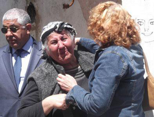 Shirinbadji Alieva (center) evicted from her house at 211Mirza Aga Aliev Street, Baku, April 23, 2012. Photo: www.musavat.com Shirinbadji Alieva (center) evicted from her house at 211Mirza Aga Aliev Street, Baku, April 23, 2012. Photo: www.musavat.com