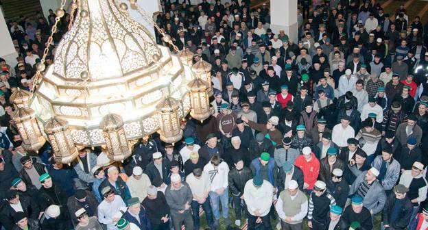 Holiday mavlid in Juma Mosque in Makhachkala, February 2010. Photo: http://www.islamdag.ru Holiday mavlid in Juma Mosque in Makhachkala, February 2010. Photo: http://www.islamdag.ru