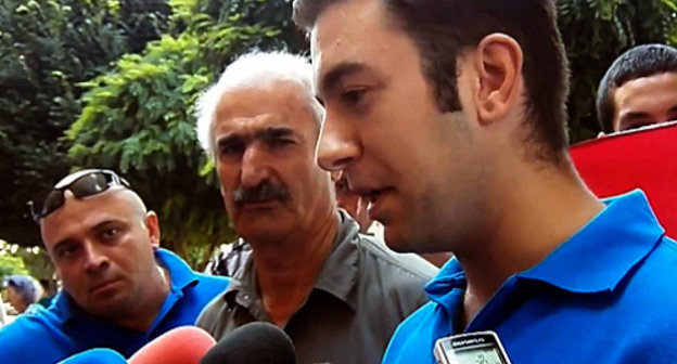 Action demanding to help in repatriation of Syrian Armenians organized by the youth union "Ayazn"; Yerevan, July 19, 2012. Still from video footage by the "Hetq.am" Action demanding to help in repatriation of Syrian Armenians organized by the youth union "Ayazn"; Yerevan, July 19, 2012. Still from video footage by the "Hetq.am"
