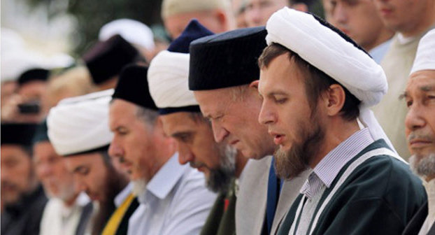 Farewell to Waliullah Yakupov in the yard of Apanaev Mosque, Kazan, July 20, 2012. Photo by Sergey Yelagin, "Business-Online", e-edition of Tatarstan: www.business-gazeta.ru Farewell to Waliullah Yakupov in the yard of Apanaev Mosque, Kazan, July 20, 2012. Photo by Sergey Yelagin, "Business-Online", e-edition of Tatarstan: www.business-gazeta.ru