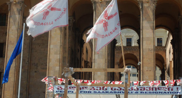 The Opposition leaders' board next to the Parliament, the 26th of May, 2009. Photo by "Caucasian Knot"