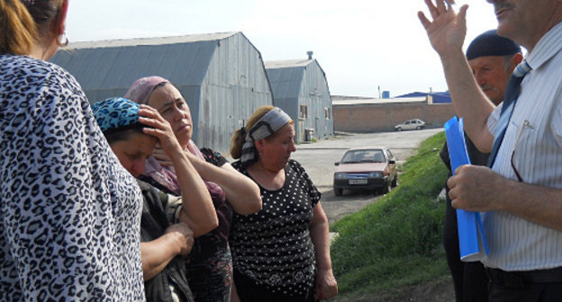 Refugees from the temporary accommodation centre (TAC) "Promzhilbaza" in Karabulak meet the office staff of the Ombudsperson in the Republic of Ingushetia, May 10, 2012. Courtesy of the press service of the Office of the Ombudsperson in Ingushetia, http://ingushombudsman.ru Refugees from the temporary accommodation centre (TAC) "Promzhilbaza" in Karabulak meet the office staff of the Ombudsperson in the Republic of Ingushetia, May 10, 2012. Courtesy of the press service of the Office of the Ombudsperson in Ingushetia, http://ingushombudsman.ru