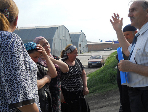 Refugees from the temporary accommodation centre (TAC) "Promzhilbaza" in Karabulak meet the office staff of the Ombudsperson in the Republic of Ingushetia, May 10, 2012. Courtesy of the press service of the Office of the Ombudsperson in Ingushetia, http://ingushombudsman.ru Refugees from the temporary accommodation centre (TAC) "Promzhilbaza" in Karabulak meet the office staff of the Ombudsperson in the Republic of Ingushetia, May 10, 2012. Courtesy of the press service of the Office of the Ombudsperson in Ingushetia, http://ingushombudsman.ru