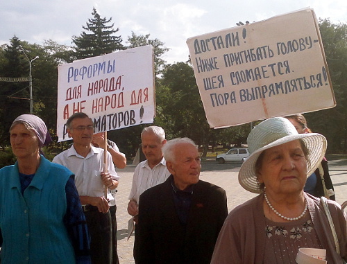 Rally against the rise of utility tariffs in Cherkessk, Karachay-Cherkessia, September 22, 2012. Photo by Asya Kapaeva for the "Caucasian Knot"
Rally against the rise of utility tariffs in Cherkessk, Karachay-Cherkessia, September 22, 2012. Photo by Asya Kapaeva for the "Caucasian Knot"