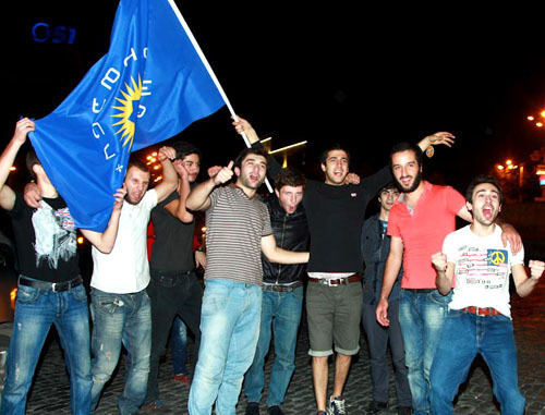 Supporters of the "Georgian Dream" in Tbilisi streets in the evening of the voting day at parliamentary elections in Georgia; October 2, 2012. Photo by Aziz Karimov for the "Caucasian Knot" Supporters of the "Georgian Dream" in Tbilisi streets in the evening of the voting day at parliamentary elections in Georgia; October 2, 2012. Photo by Aziz Karimov for the "Caucasian Knot"