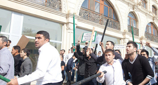 Believers-protesters armed with sticks confront policemen opposite the Ministry of Education of Azerbaijan. Baku, October 5, 2012, Photo by Aziz Karimov for the "Caucasian Knot" Believers-protesters armed with sticks confront policemen opposite the Ministry of Education of Azerbaijan. Baku, October 5, 2012, Photo by Aziz Karimov for the "Caucasian Knot"