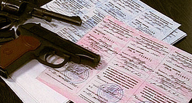 Weapon licenses and guns. Photo from http://07.mvd.ru Weapon licenses and guns. Photo from http://07.mvd.ru