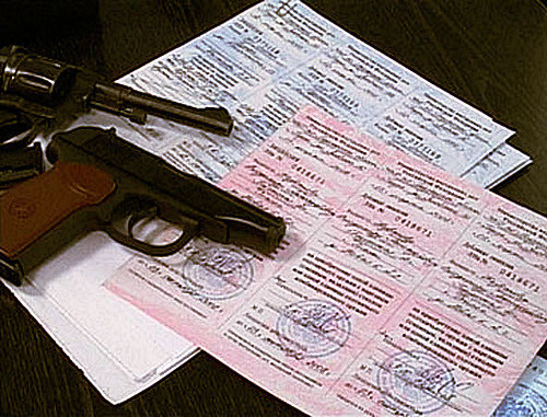 Weapon licenses and guns. Photo from http://07.mvd.ru Weapon licenses and guns. Photo from http://07.mvd.ru