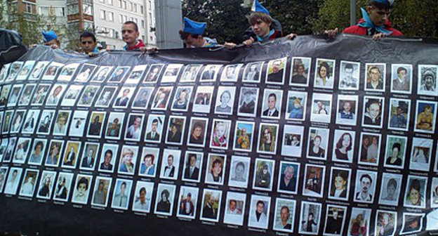 Activists of the Movement "Kind Children of the World" hold a poster with the names of all the casualties of Dubrovka terror act; Moscow, September 3, 2010. Courtesy of http://bb-mos.livejournal.com Activists of the Movement "Kind Children of the World" hold a poster with the names of all the casualties of Dubrovka terror act; Moscow, September 3, 2010. Courtesy of http://bb-mos.livejournal.com