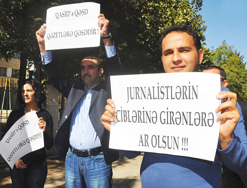 Journalists at protest in front of the OJSC "Qasid" in Baku, October 18, 2012. Courtesy of the http://www.irfs.az Journalists at protest in front of the OJSC "Qasid" in Baku, October 18, 2012. Courtesy of the http://www.irfs.az