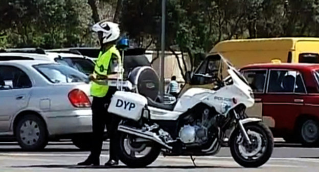 A still from the video clip YPX by Said Aliev, in which he criticises the practice of bribe-taking among road police. Source^ http://www.youtube.com/watch?feature=player_embedded&v=-Lxi8zBpc9U A still from the video clip YPX by Said Aliev, in which he criticises the practice of bribe-taking among road police. Source^ http://www.youtube.com/watch?feature=player_embedded&v=-Lxi8zBpc9U