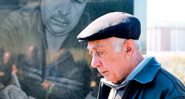 Sabir Guseinov, father of Elmar Guseinov, at the grave of the slain journalist. Baku, March 2, 2013. Photo by Aziz Karimov for the "Caucasian Knot" Sabir Guseinov, father of Elmar Guseinov, at the grave of the slain journalist. Baku, March 2, 2013. Photo by Aziz Karimov for the "Caucasian Knot"