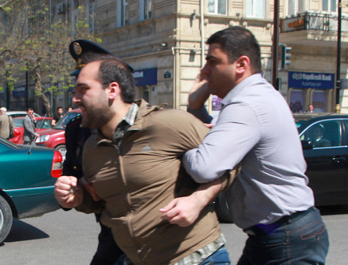 Policemen detain Turgut Gambar, a board member of the "Nida" movement at the action in memory of victims of mass killings in the Oil Academy; Baku, April 30, 2013. Photo by Aziz Karimov for the "Caucasian Knot" Policemen detain Turgut Gambar, a board member of the "Nida" movement at the action in memory of victims of mass killings in the Oil Academy; Baku, April 30, 2013. Photo by Aziz Karimov for the "Caucasian Knot"