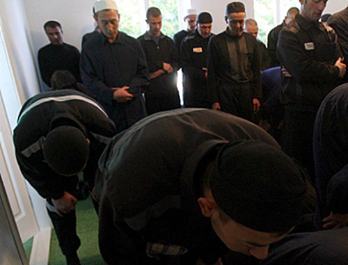 Muslim prisoners at prayer in the mosque of Colony No. 7 of the Department Russian Federal Correction Service (UFSIN) in the Republic of Mordovia. Photo by the press service of the UFSIN
Muslim prisoners at prayer in the mosque of Colony No. 7 of the Department Russian Federal Correction Service (UFSIN) in the Republic of Mordovia. Photo by the press service of the UFSIN