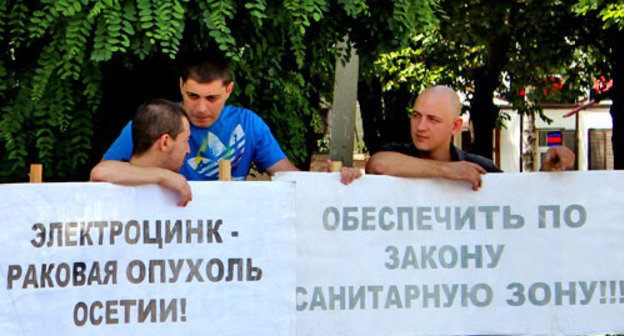Protest action against the work of the metallurgical enterprises Open Joint-Stock Company (OJSC) "Electrozink". Vladikavkaz, July 6, 2013. Photo by Emma Marzoyeva for the "Caucasian Knot" Protest action against the work of the metallurgical enterprises Open Joint-Stock Company (OJSC) "Electrozink". Vladikavkaz, July 6, 2013. Photo by Emma Marzoyeva for the "Caucasian Knot"