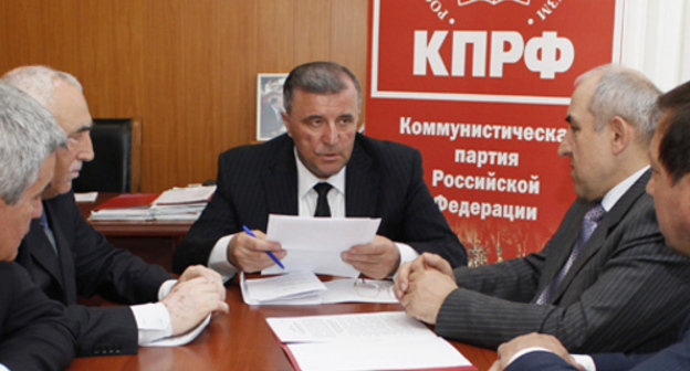 Sitting of the Dagestani Branch of the Communist Party of the Russian Federation (CPRF). Makhmud Makhmudov is in the center. April 2013. Photo http://nsrd.ru/