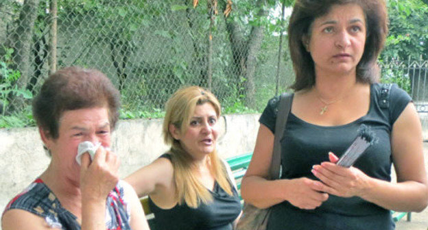Goar Mnatsakanyan, mother of David Barsegyan (to the right), after her son had been found guilty, Nagorno-Karabakh, Stepanakert. July 23, 2013. Photo by Alvard Grigoryan for the “Caucasian Knot” Goar Mnatsakanyan, mother of David Barsegyan (to the right), after her son had been found guilty, Nagorno-Karabakh, Stepanakert. July 23, 2013. Photo by Alvard Grigoryan for the “Caucasian Knot”